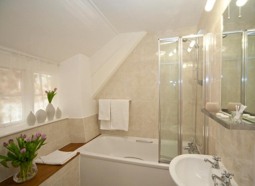 En suite bathroom at the Cott Inn