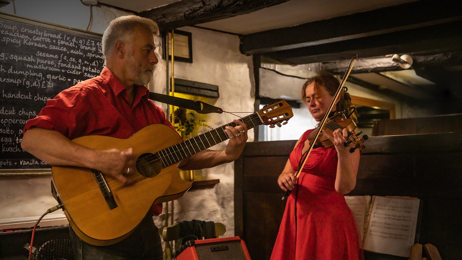 Guitarist and violin player inside the Cott Inn Pub